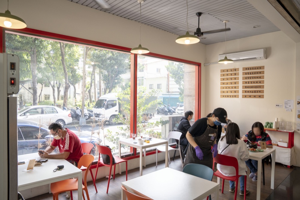 台中韓式料理　首爾飯桌｜韓國歐巴開的　韓式飯捲口味道地且夠味！