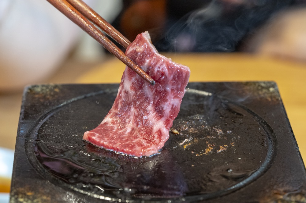 美食／台中日式餐廳　嵐山熟成牛かつ專売｜二訪讓人驚艷　用心搭配的炸牛排三盛合　滿足吃貨人的胃