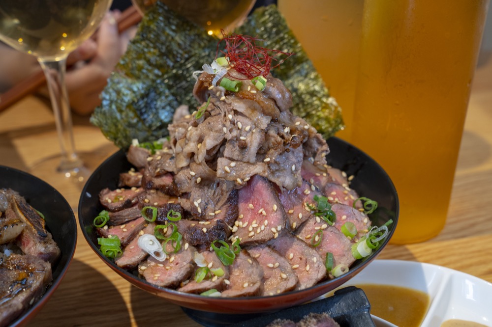 美食／台中日式餐廳　嵐山熟成牛かつ專売｜二訪讓人驚艷　用心搭配的炸牛排三盛合　滿足吃貨人的胃