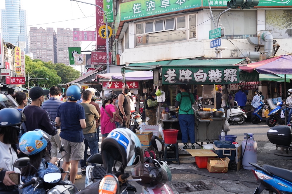 苓雅區自強夜市「古早味白糖粿」排隊都要吃到　「老字號銅板美食」熱賣超過一甲子！