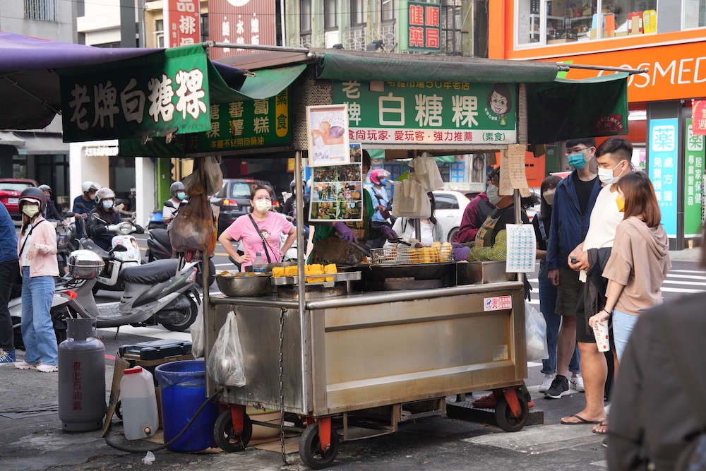 苓雅區自強夜市「古早味白糖粿」排隊都要吃到　「老字號銅板美食」熱賣超過一甲子！