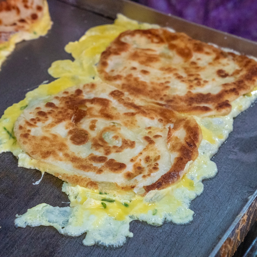 新店美食 旭達豆漿店｜新店人氣早餐店，現點現做「招牌蛋餅」薄脆酥香，一份吃不夠！