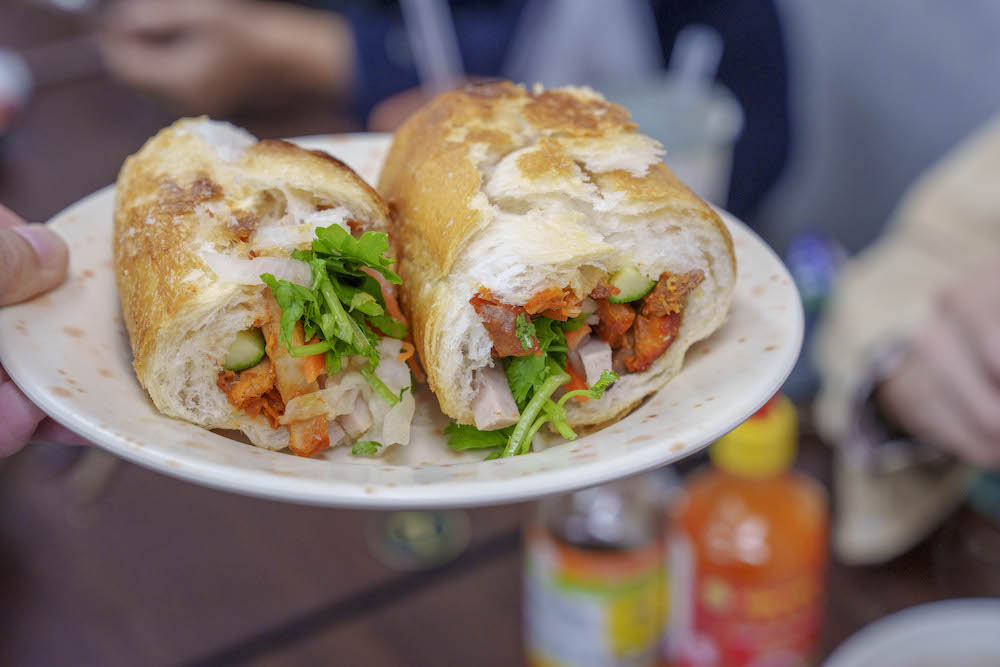 板橋美食 越南 阿準 牛肉河粉 法國麵包 涼拌木瓜｜老闆是越南人，用餐時段的人潮很驚人！