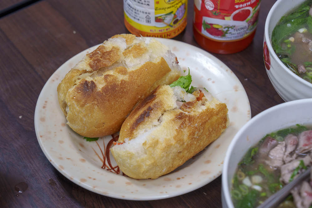 板橋美食 越南 阿準 牛肉河粉 法國麵包 涼拌木瓜｜老闆是越南人，用餐時段的人潮很驚人！