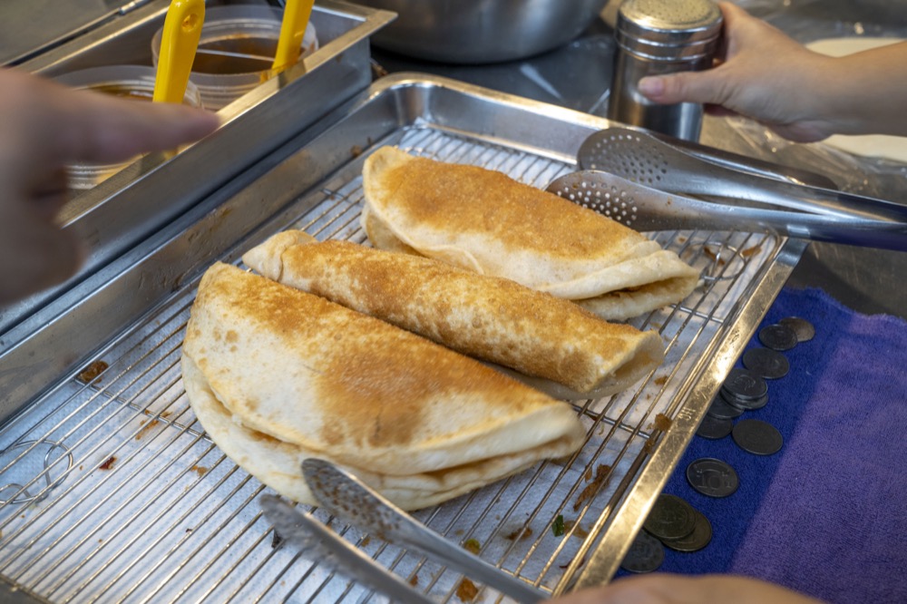 美食／北投溫泉美食｜復興公園超吸睛巨無霸「炸彈蔥油餅」　必點雙蛋口味一吃會上癮！