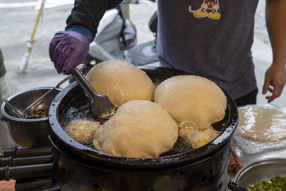 美食／北投溫泉美食｜復興公園超吸睛巨無霸「炸彈蔥油餅」　必點雙蛋口味一吃會上癮！