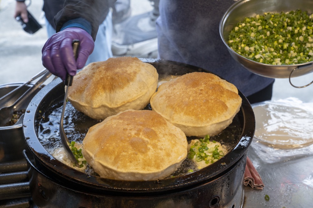 美食／北投溫泉美食｜復興公園超吸睛巨無霸「炸彈蔥油餅」　必點雙蛋口味一吃會上癮！