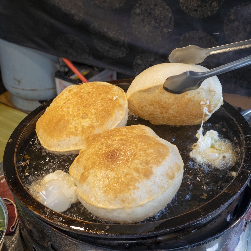 北投炸彈蔥油餅，捷運新北投站美食，來這邊必買的炸彈蔥油餅!!