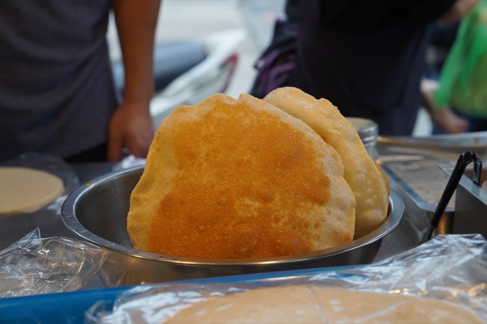 北投炸彈蔥油餅，捷運新北投站美食，來這邊必買的炸彈蔥油餅!!