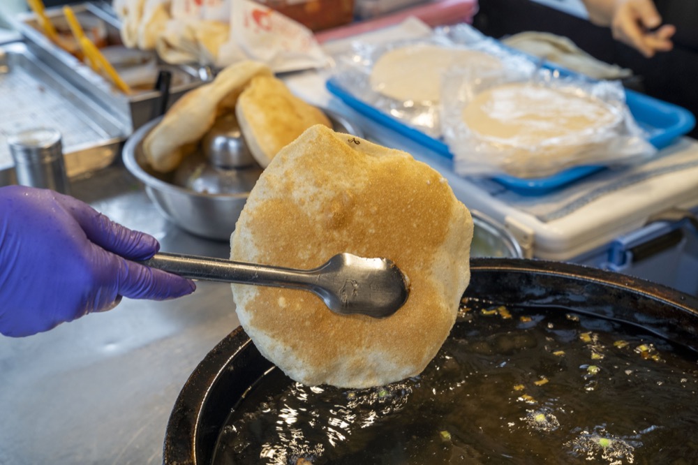 美食／北投溫泉美食｜復興公園超吸睛巨無霸「炸彈蔥油餅」　必點雙蛋口味一吃會上癮！