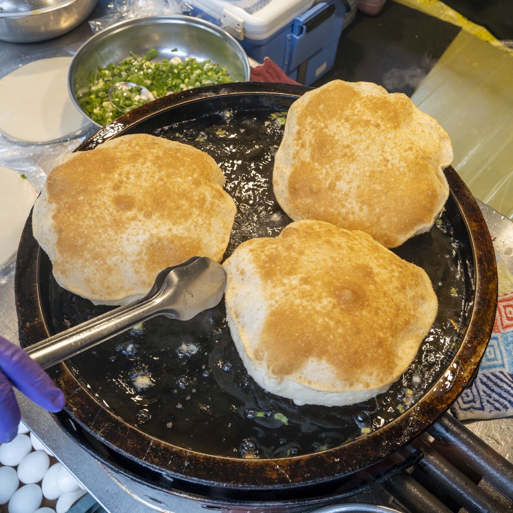 北投炸彈蔥油餅，新北投美食，來泡溫泉買個來吃太棒啦