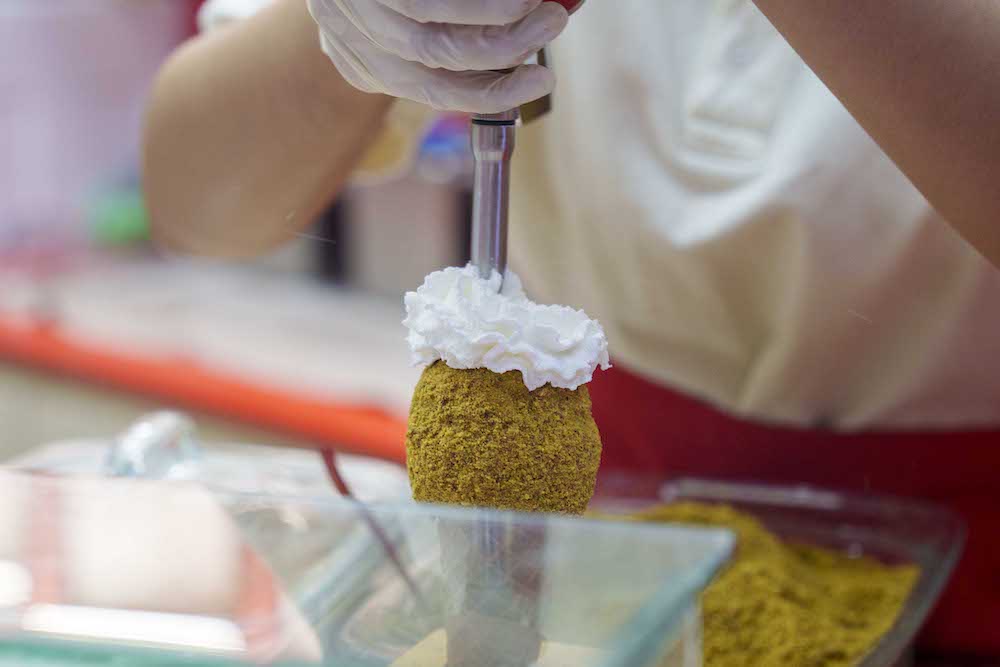 曼谷甜點 blendies thailand｜現烤甜筒嘎滿滿一層開心果的冰淇淋！來曼谷暹羅廣場可不能錯過