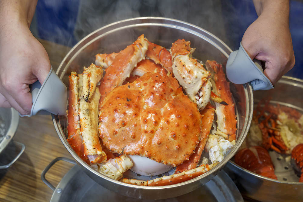 浮誇到烙下巴的「爆量海鮮火鍋」　豪華痛風餐「帝王蟹、龍蝦、鮭魚卵」一次爽吃到底！