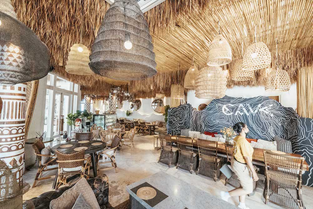 泰國芭達雅餐廳 Cave Beach Club｜濃濃的渡假感　人氣網美海灘餐廳!!