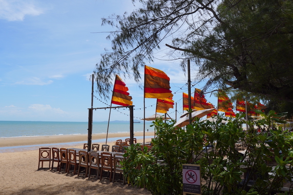 泰國芭達雅餐廳 Cave Beach Club｜濃濃的渡假感　人氣網美海灘餐廳!!