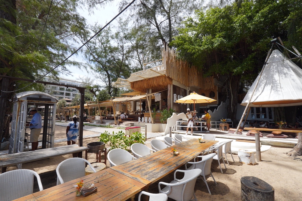 泰國芭達雅餐廳 Cave Beach Club｜濃濃的渡假感　人氣網美海灘餐廳!!
