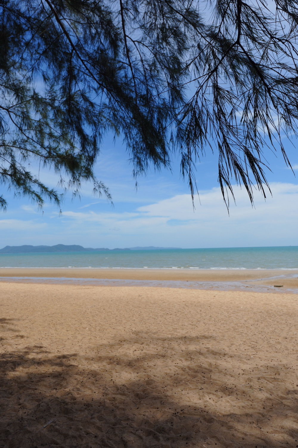 泰國芭達雅餐廳 Cave Beach Club｜濃濃的渡假感　人氣網美海灘餐廳!!