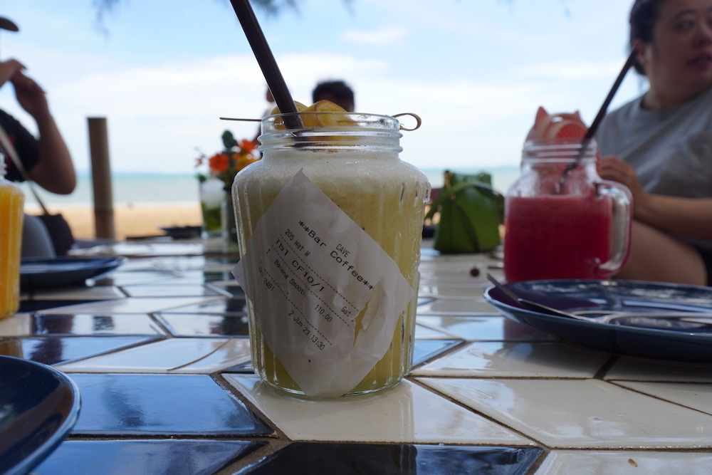 泰國芭達雅餐廳 Cave Beach Club｜濃濃的渡假感　人氣網美海灘餐廳!!