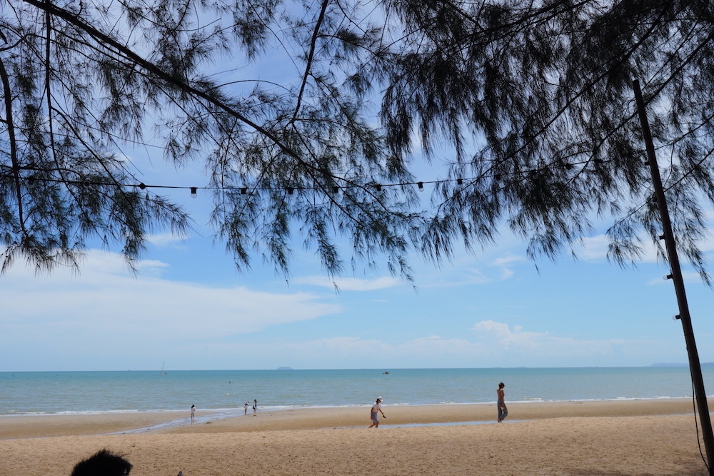 泰國芭達雅餐廳 Cave Beach Club｜濃濃的渡假感　人氣網美海灘餐廳!!