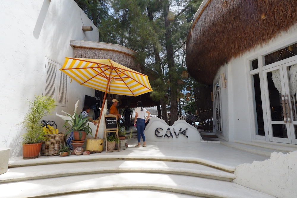 泰國芭達雅餐廳 Cave Beach Club｜濃濃的渡假感　人氣網美海灘餐廳!!