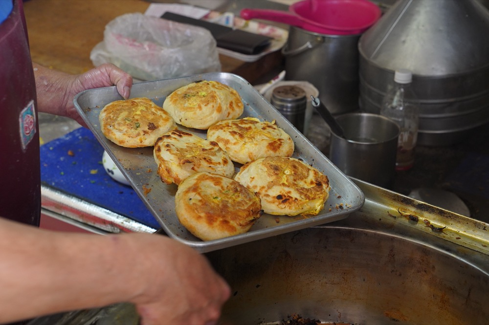 美食／台中東勢美食 老祖早餐蛋餅｜來自安徽獨特「灌蛋餅」手法 金黃厚實餅皮搭配烘蛋內餡