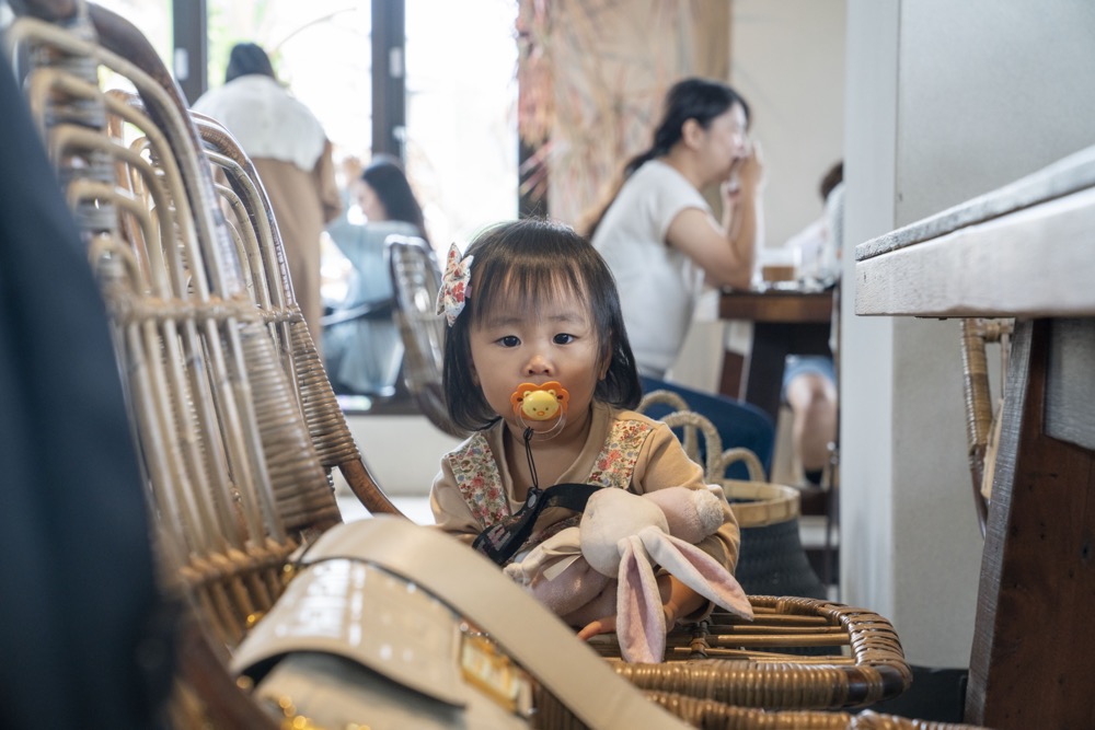 宜蘭咖啡廳｜黑宅姊妹店「蒔花咖啡」，礁溪田野間唯美白色建築，融合異國風情猶如世外桃源！