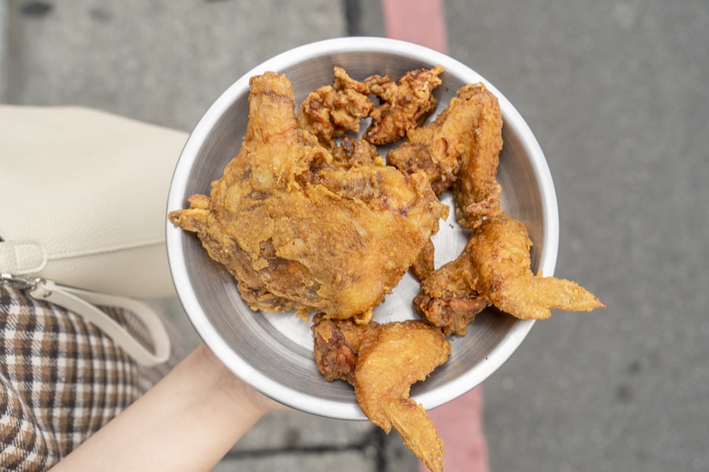 西八碼頭炸雞，基隆美食，在地超強炸雞，排隊人潮滿滿相當美味