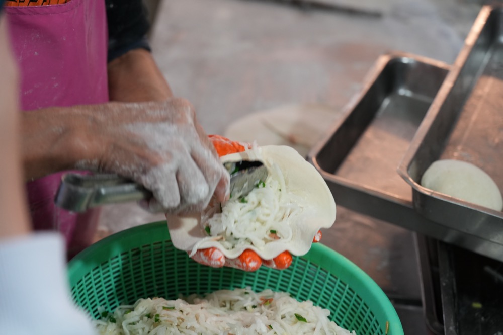 永和美食 永安蔥油餅｜智光黃昏市場排隊美食　30年老店「手工蔥油餅、韭菜盒、爆漿豬肉餡餅」人人搶吃！