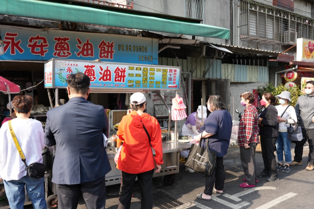 永和美食 永安蔥油餅｜智光黃昏市場排隊美食　30年老店「手工蔥油餅、韭菜盒、爆漿豬肉餡餅」人人搶吃！