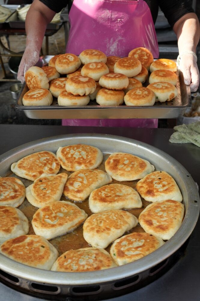 永和美食 永安蔥油餅｜智光黃昏市場排隊美食　30年老店「手工蔥油餅、韭菜盒、爆漿豬肉餡餅」人人搶吃！