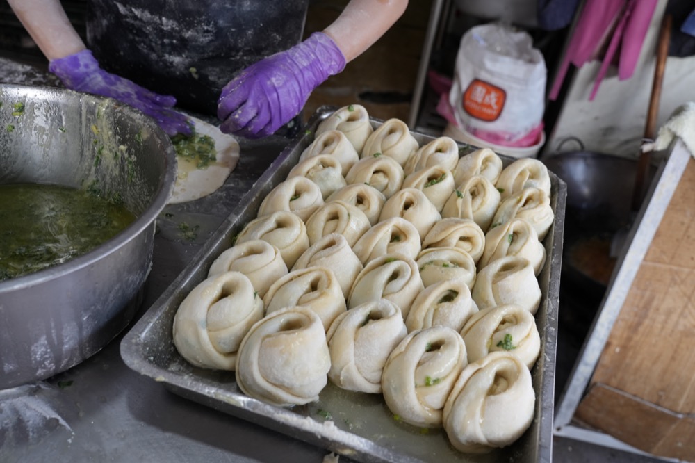 永和美食 永安蔥油餅｜智光黃昏市場排隊美食　30年老店「手工蔥油餅、韭菜盒、爆漿豬肉餡餅」人人搶吃！