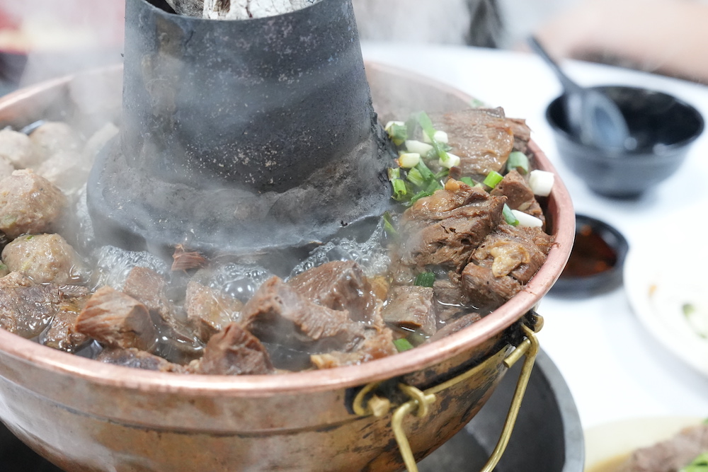 台中美食｜清真恩德元餃子館　絕對要預約！台中最強炭燒牛肉火鍋