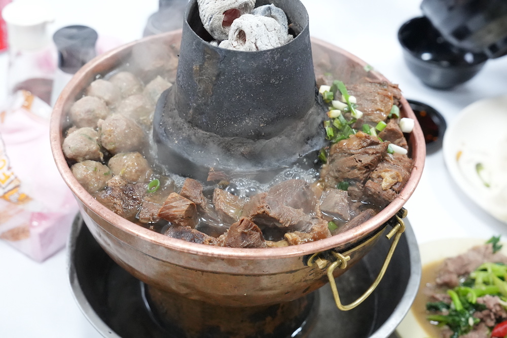 台中美食｜清真恩德元餃子館　絕對要預約！台中最強炭燒牛肉火鍋