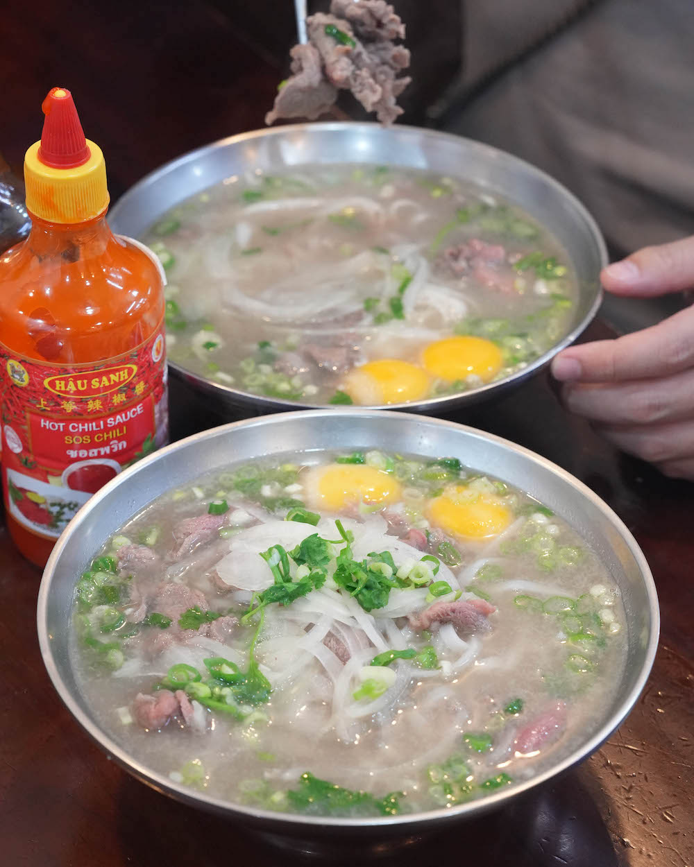 南京三民美食 河內河粉｜每天現熬大骨湯頭，招牌生牛肉河粉必點再來兩顆生蛋黃