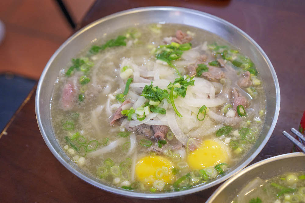 南京三民美食 河內河粉｜每天現熬大骨湯頭，招牌生牛肉河粉必點再來兩顆生蛋黃