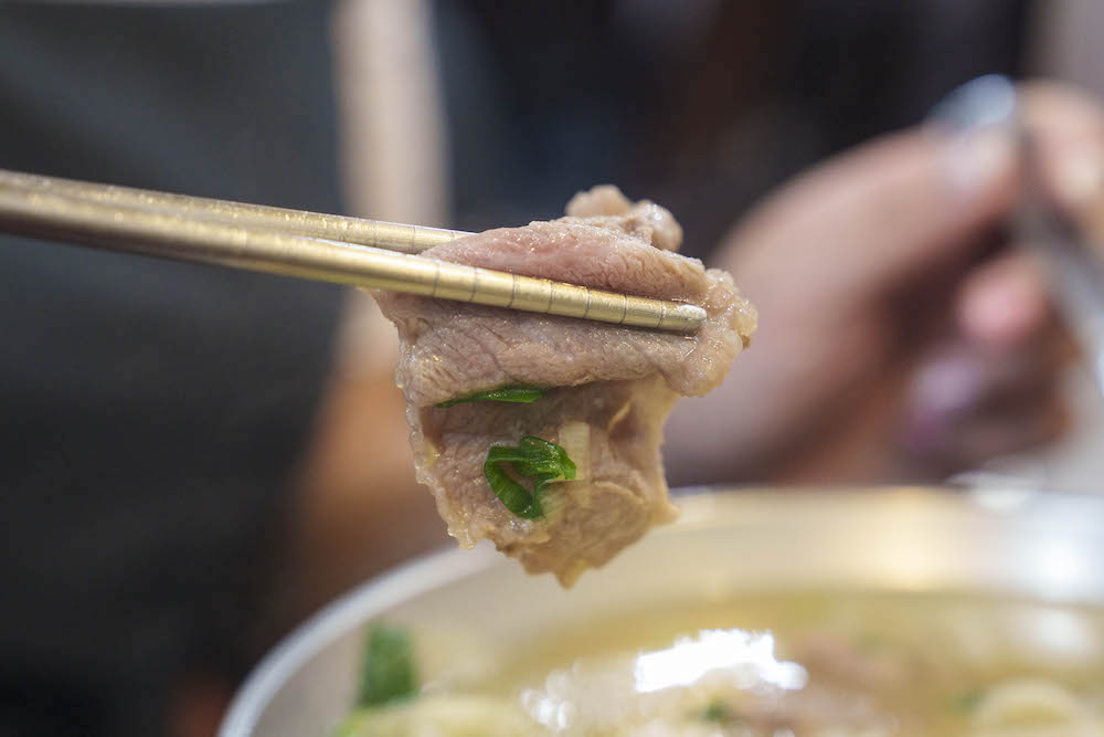 南京三民美食 河內河粉｜每天現熬大骨湯頭，招牌生牛肉河粉必點再來兩顆生蛋黃