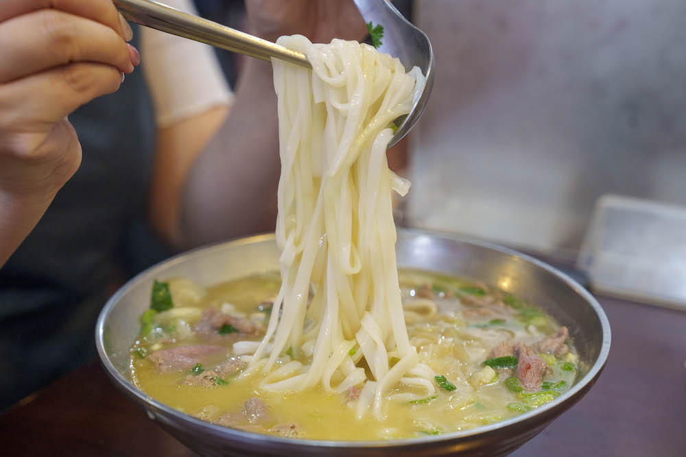 南京三民美食 河內河粉｜每天現熬大骨湯頭，招牌生牛肉河粉必點再來兩顆生蛋黃