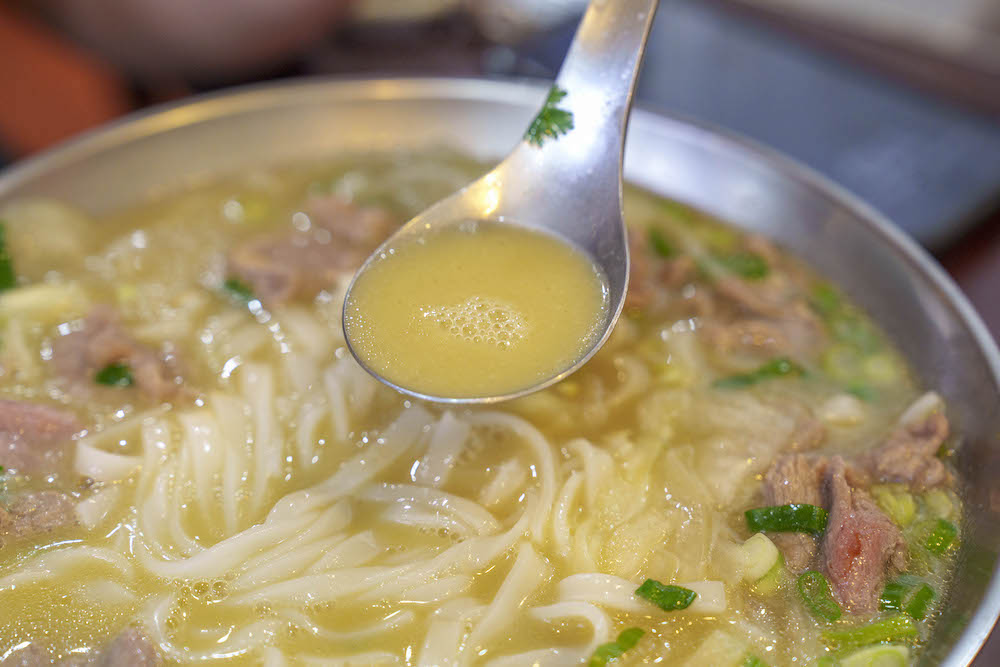 南京三民美食 河內河粉｜每天現熬大骨湯頭，招牌生牛肉河粉必點再來兩顆生蛋黃