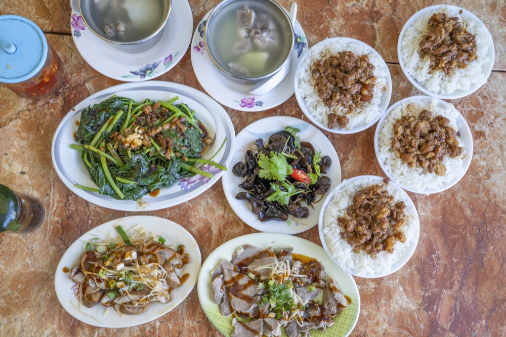 花蓮美食 瑞穗張家滷肉飯│當日現宰肥美溫體豬+花蓮玉溪米，平價高品質的堅持，銅板買得到的幸福美味~