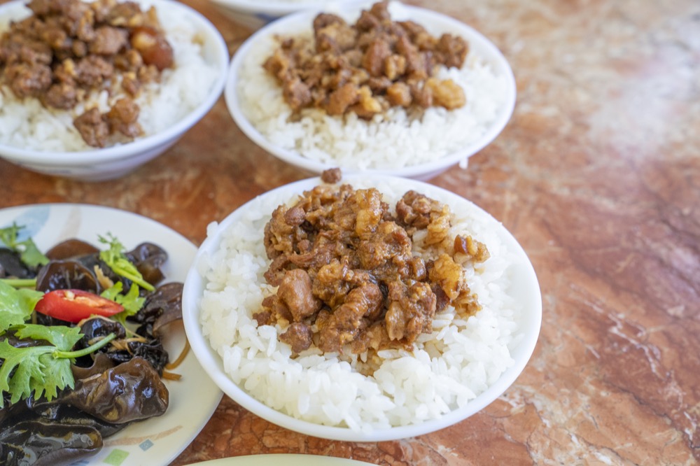 花蓮美食 瑞穗張家滷肉飯│當日現宰肥美溫體豬+花蓮玉溪米，平價高品質的堅持，銅板買得到的幸福美味~