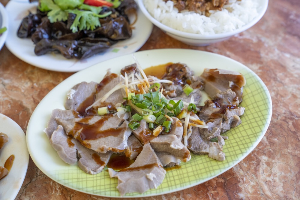 花蓮美食 瑞穗張家滷肉飯│當日現宰肥美溫體豬+花蓮玉溪米，平價高品質的堅持，銅板買得到的幸福美味~