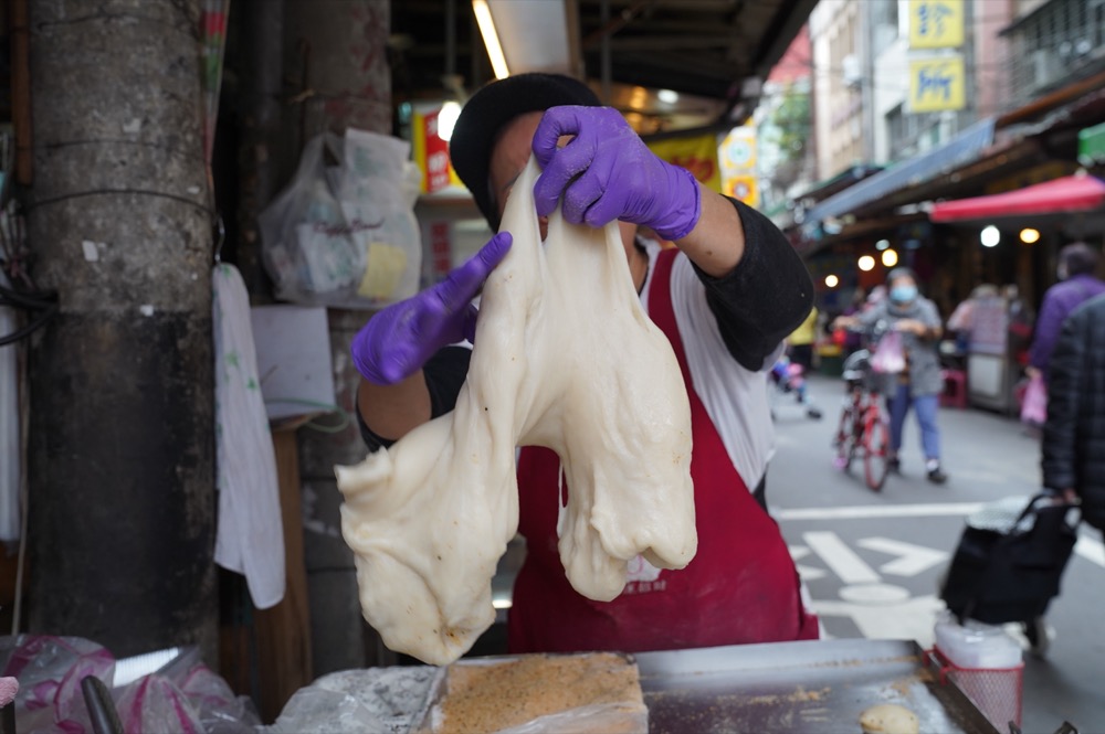 三重美食 古早味ㄚ嬤的麻糬｜麻糬控必吃！三重人氣「超柔軟麻糬」重量級登場！