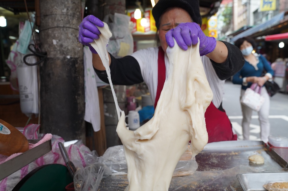 三重美食 古早味ㄚ嬤的麻糬｜麻糬控必吃！三重人氣「超柔軟麻糬」重量級登場！