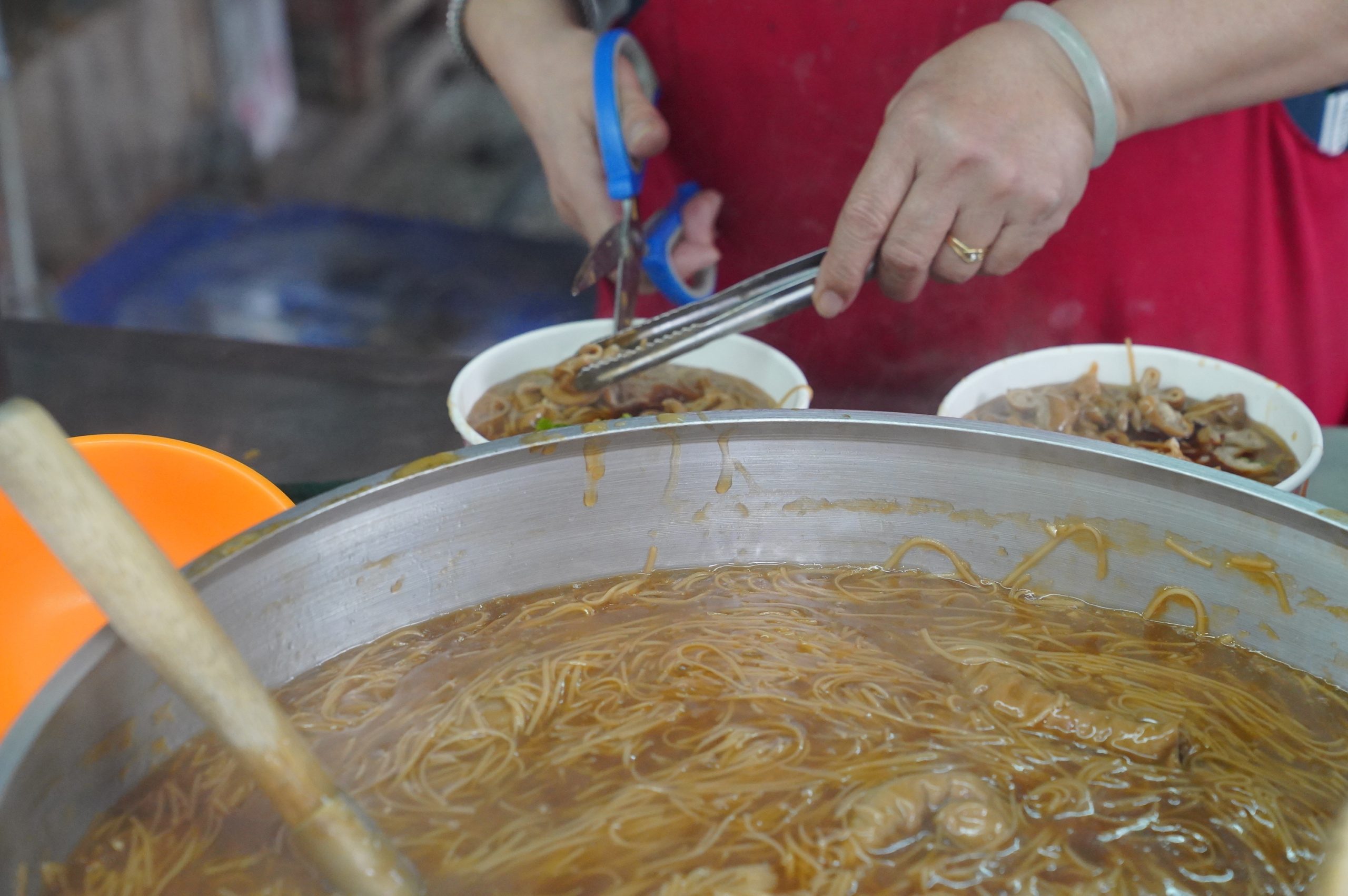 三重美食 阿倍麵線｜三重老饕帶路，超浮誇爆量「滷大腸麵線」香醇濃郁，一吃成主顧！