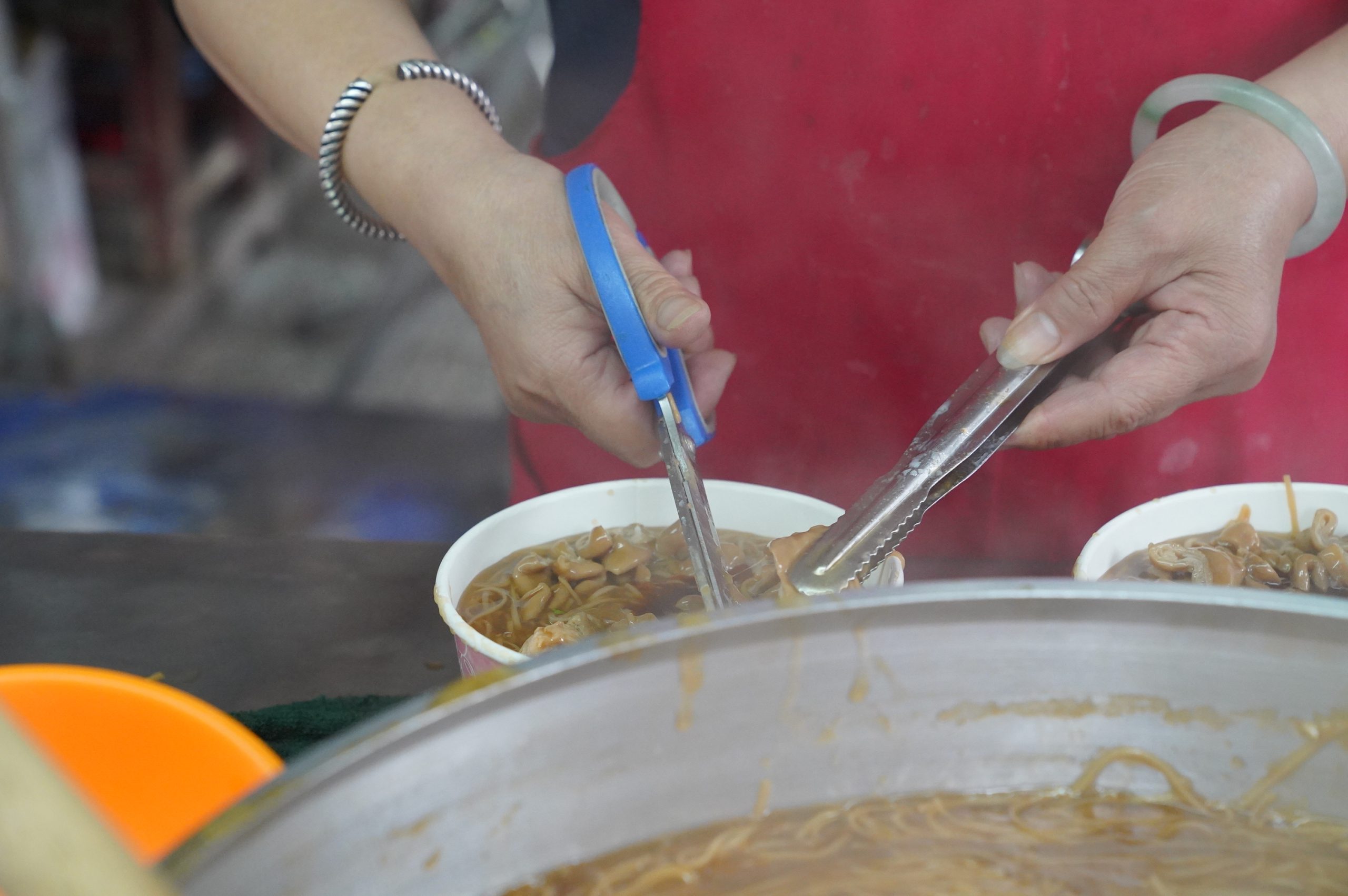 三重美食 阿倍麵線｜三重老饕帶路，超浮誇爆量「滷大腸麵線」香醇濃郁，一吃成主顧！