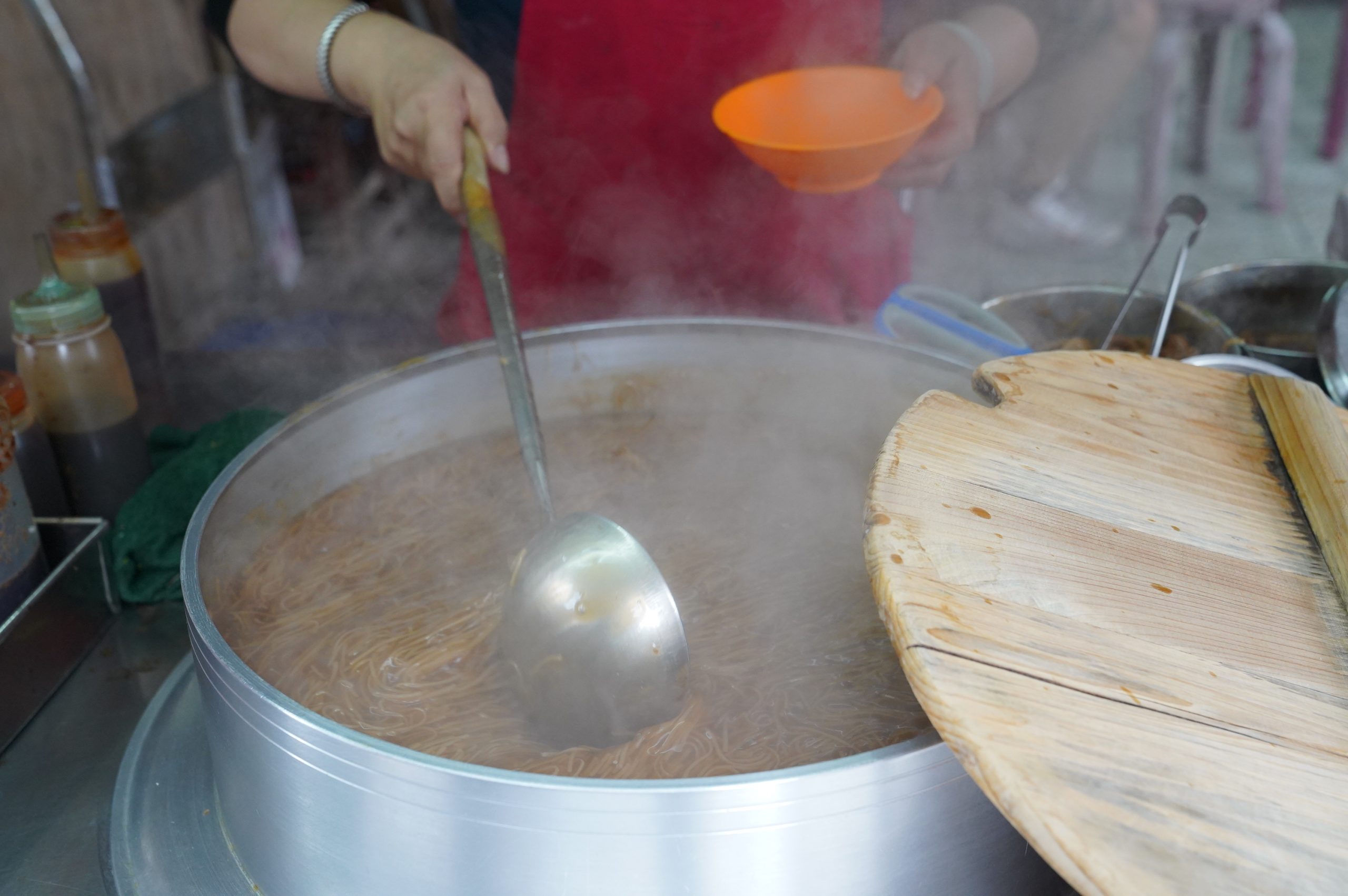 三重美食 阿倍麵線｜三重老饕帶路，超浮誇爆量「滷大腸麵線」香醇濃郁，一吃成主顧！