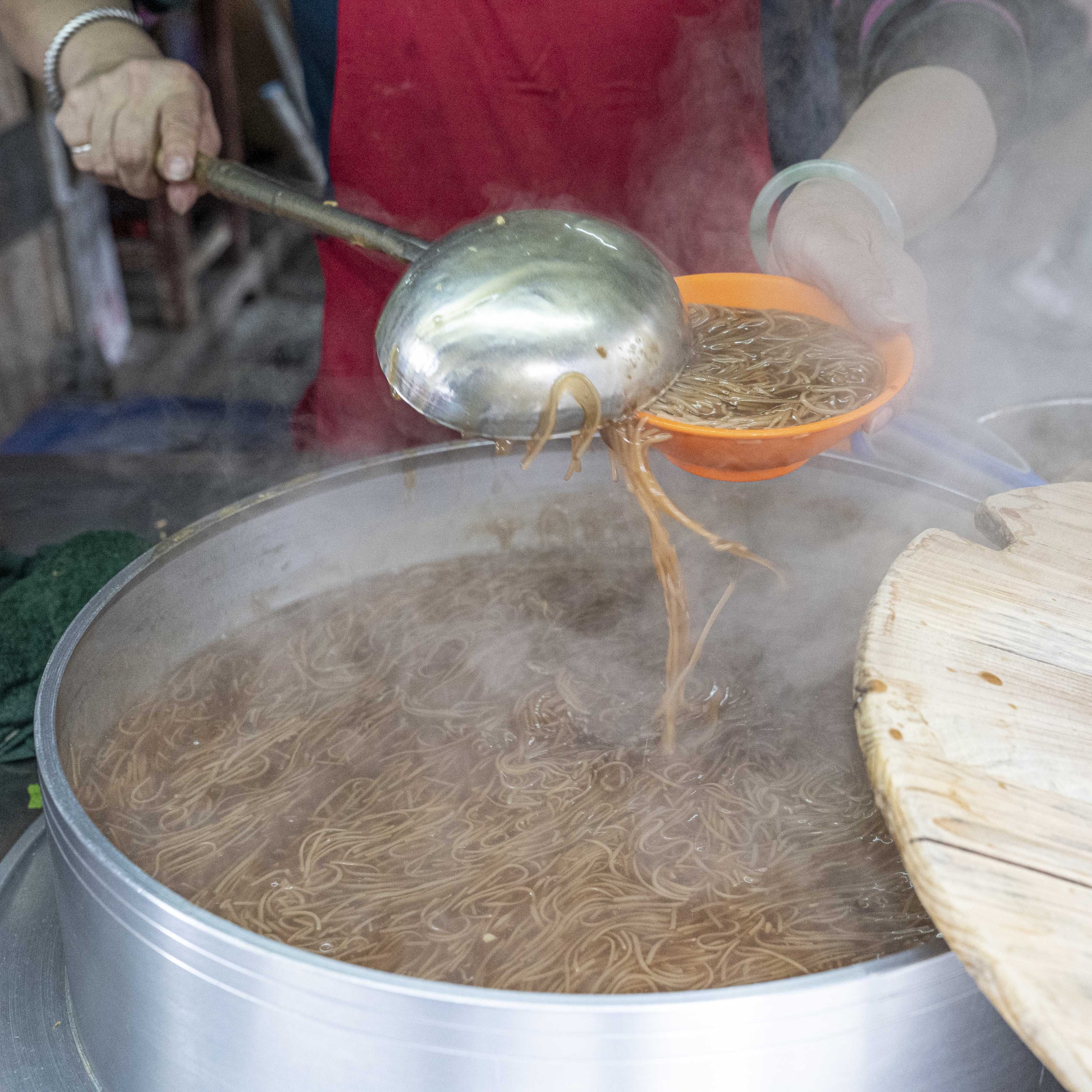 三重美食 阿倍麵線｜三重老饕帶路，超浮誇爆量「滷大腸麵線」香醇濃郁，一吃成主顧！