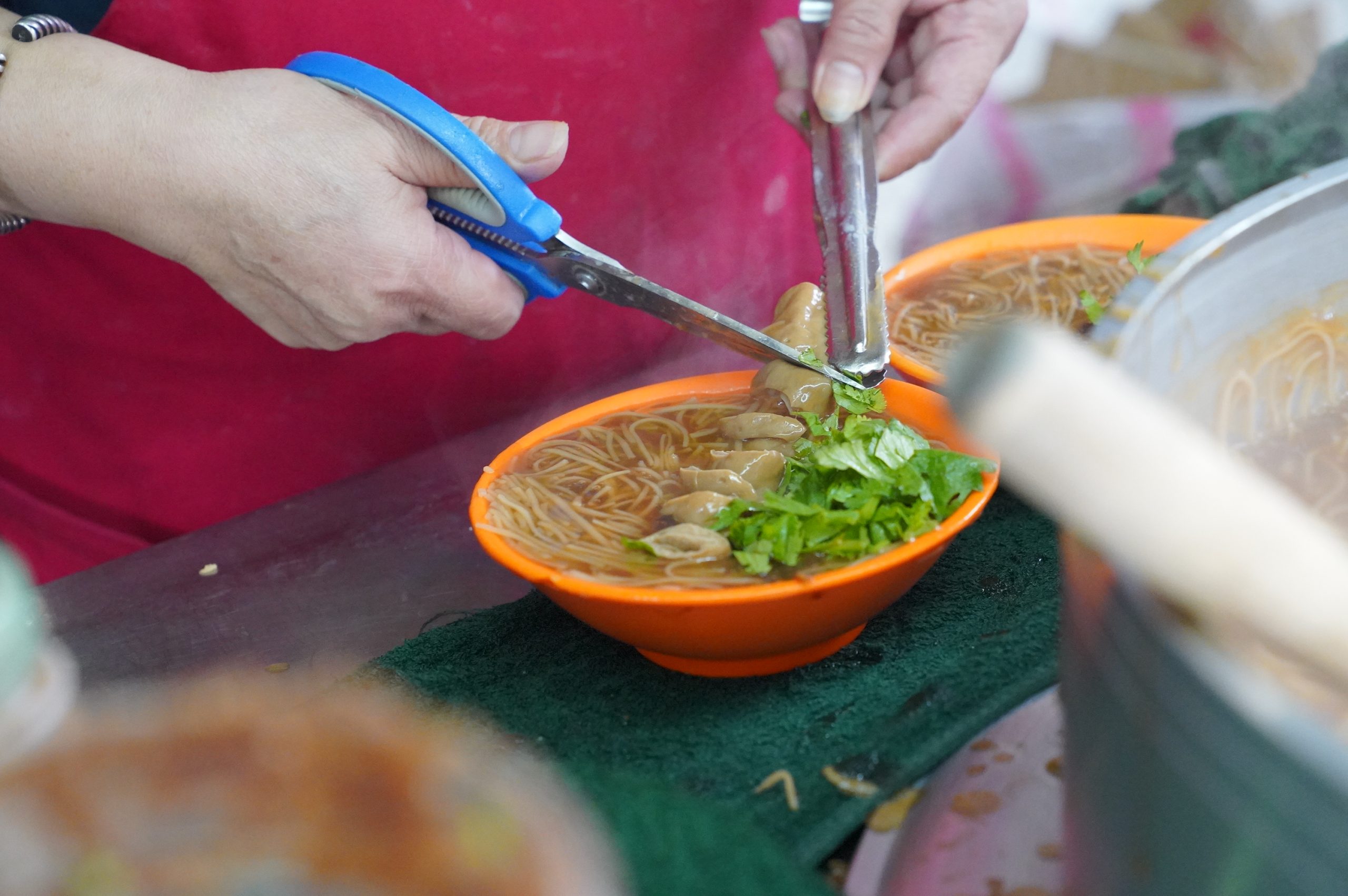 三重美食 阿倍麵線｜三重老饕帶路，超浮誇爆量「滷大腸麵線」香醇濃郁，一吃成主顧！