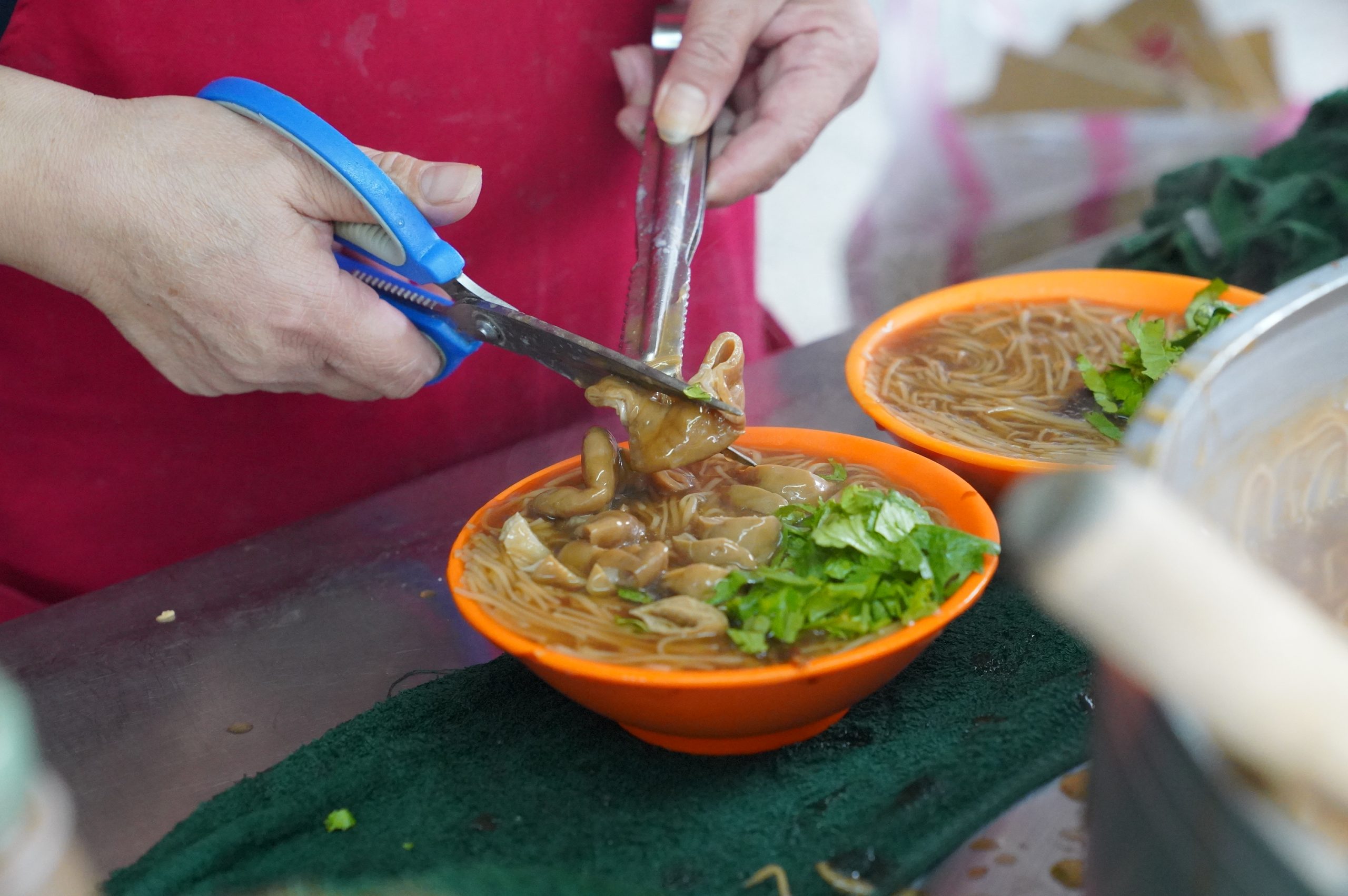 三重美食 阿倍麵線｜三重老饕帶路，超浮誇爆量「滷大腸麵線」香醇濃郁，一吃成主顧！