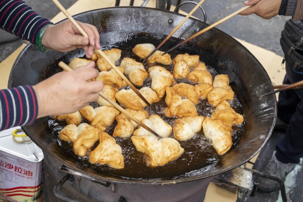 美食／三重｜每日限時開店！車路頭超夯「三十年甜甜圈 雙胞胎」酥脆香甜，出爐就秒殺！